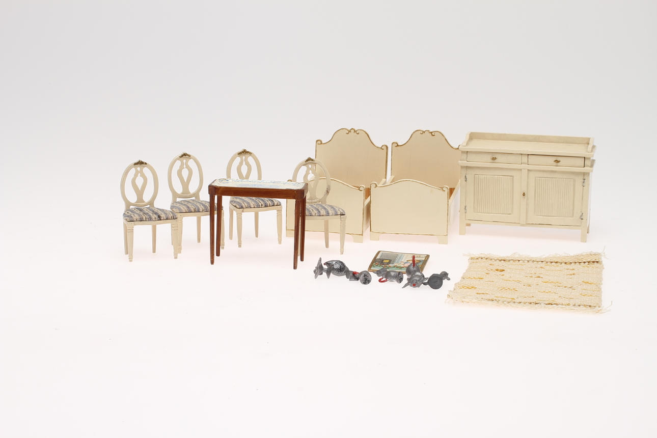 NOLBYN DOCKMÖBLER , 4 ROKOKOSTOLAR, BORD, SÄNGAR och SKÅP.