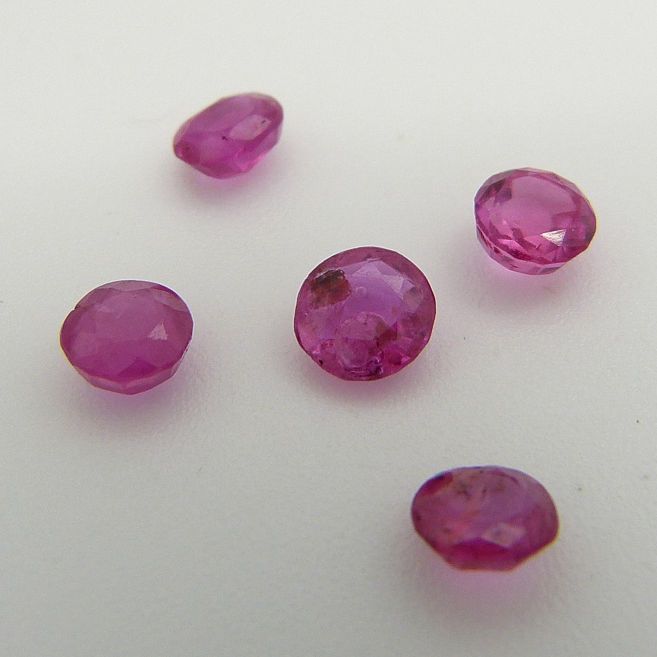 5 RUBY ÆDELSTENE, 1,64 KARAT.