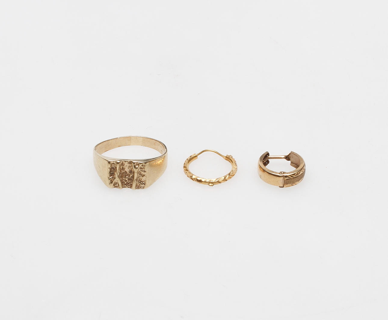 KLACKRING samt 2 st ÖRHÄNGEN, 9-18k guld, total vikt ca 5,6 gr.