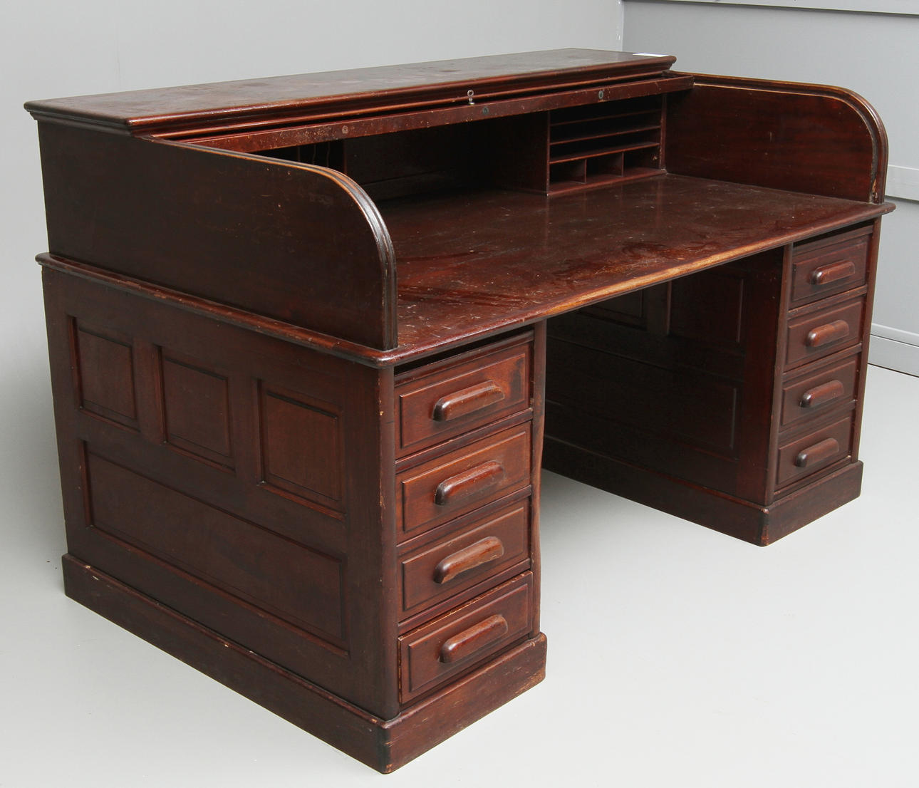 SKRIVBORD, med rullklaff, 1900-talets första hälft.