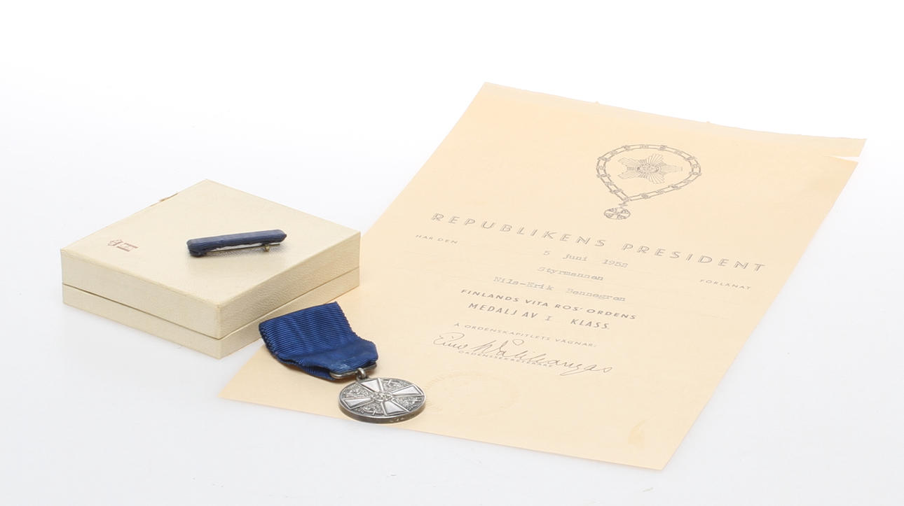 MEDALJ, silver, "Finlands vita ros", 1:a klass, med medföljande intyg.