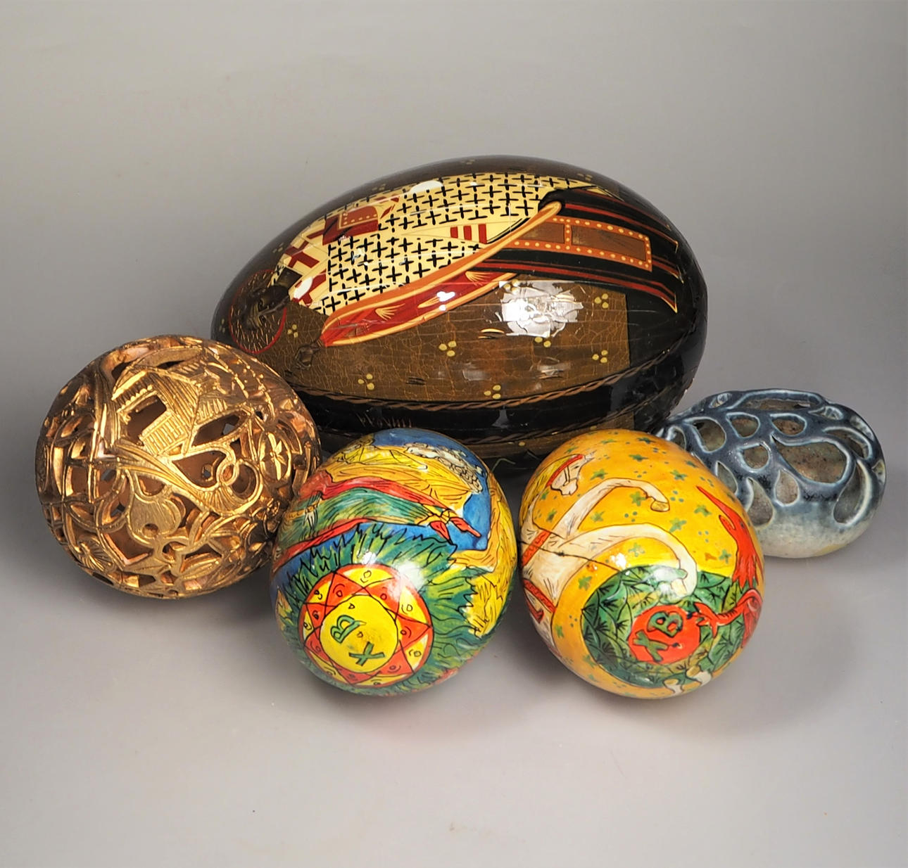 PARTI, 4 ryska målade påskägg + 1 porslin.