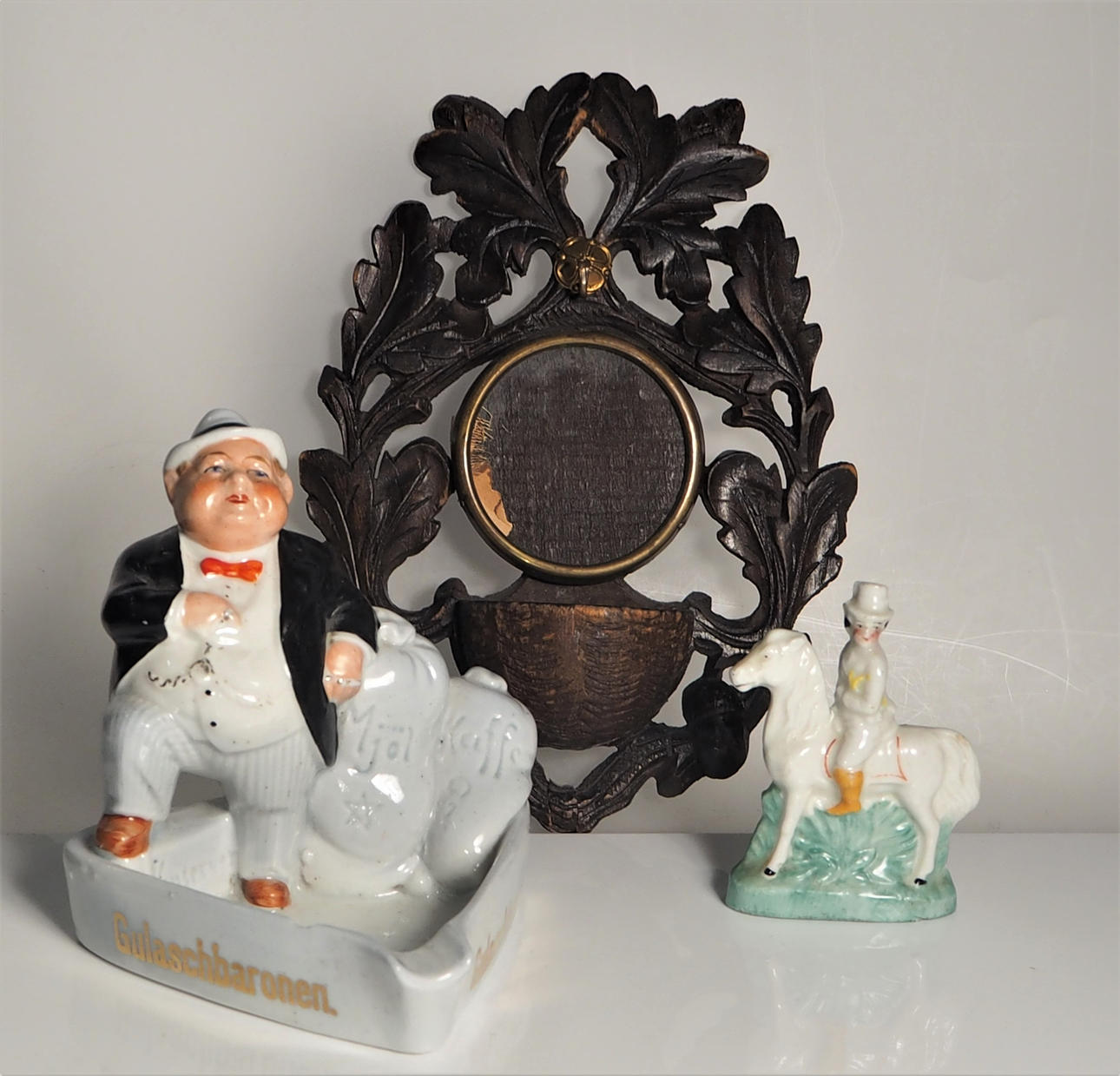 Sæt, gullaschbaron, urstander og engelsk figur.