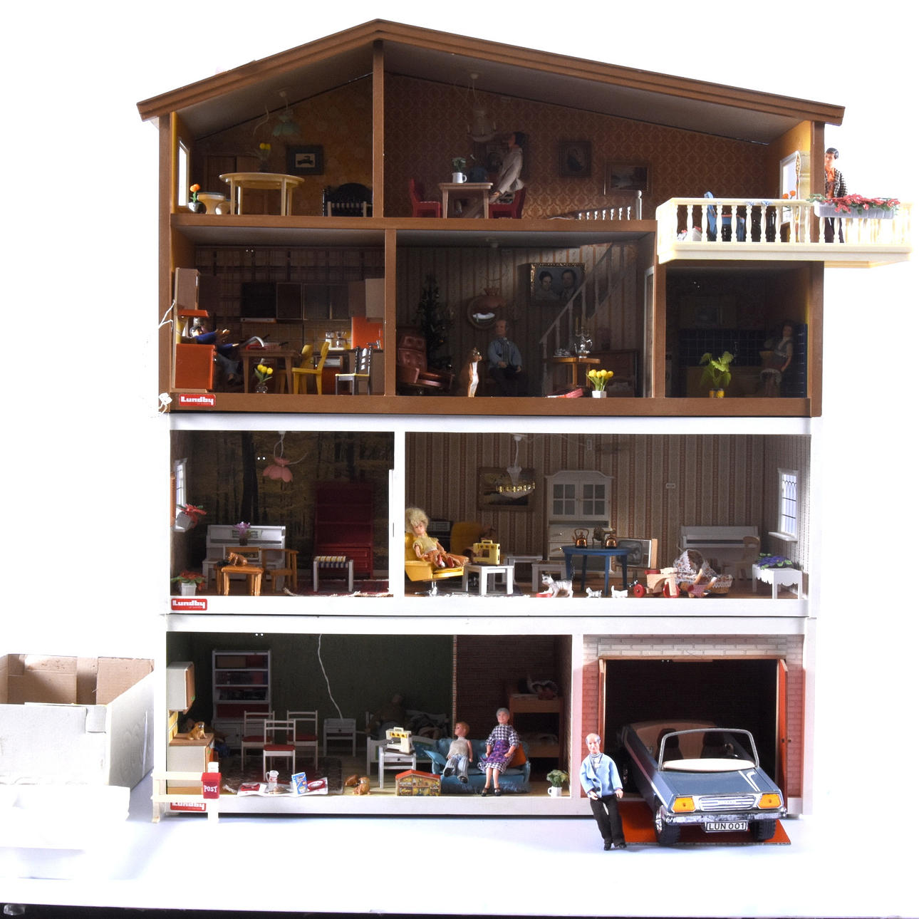 DOCKHUS MED MÖBLER, 1900-tal.