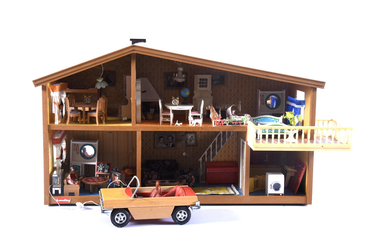 DOCKHUS MED MÖBLER, 1900-tal.