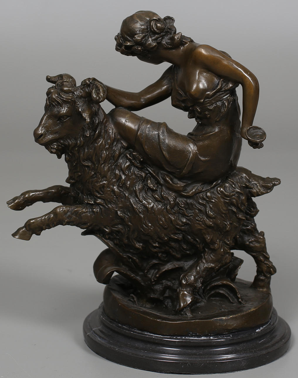 OKÄND KONSTNÄR. Kvinna på getabock. Brons Osignerad.