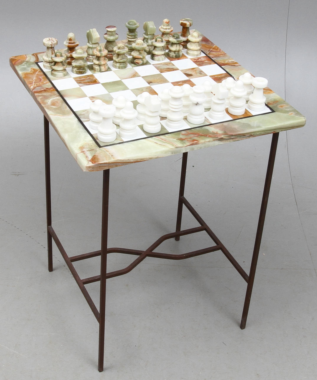 BORD, med stenskiva i form av schackbräde samt tillhörande spelpjäser, 1900/2000-tal.