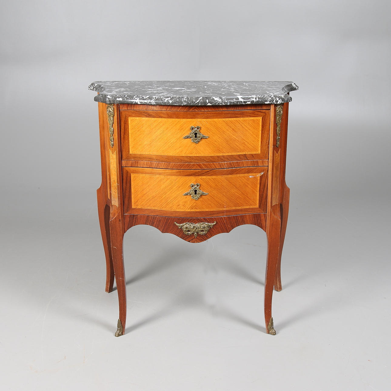 BYRÅ, Rokokostil, 1900-talets mitt.