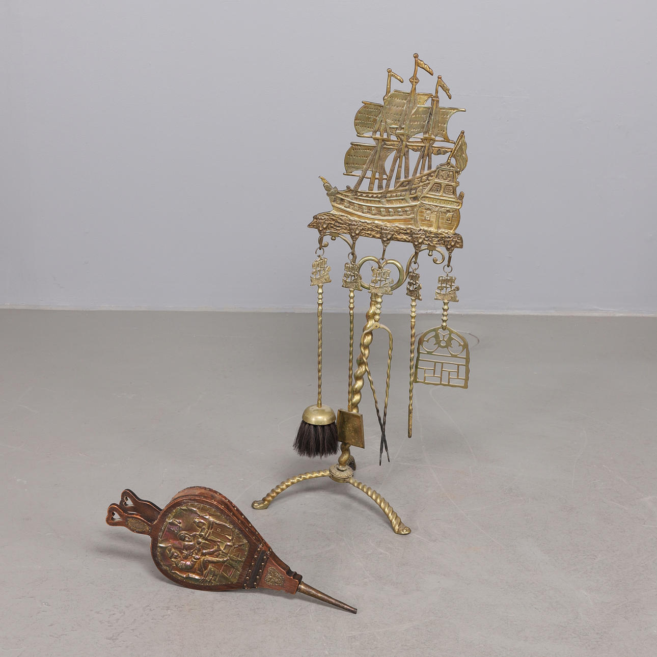SET WITH FIREPLACE TOOLS & BLOWER BELLOWS, brass.