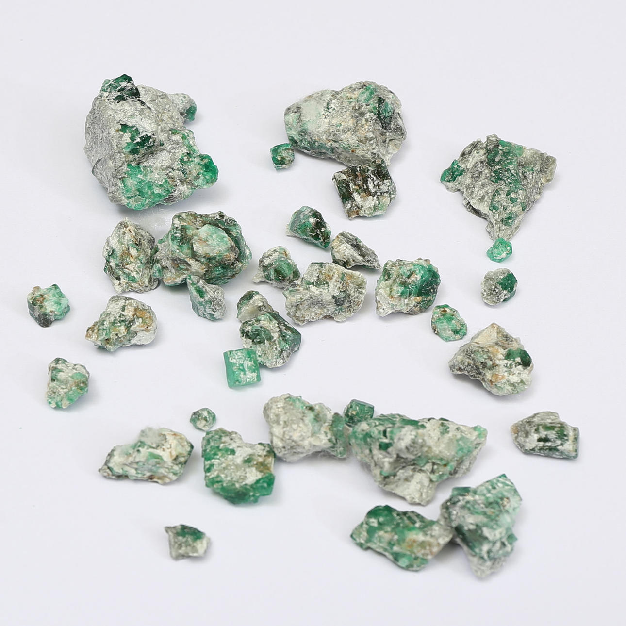 EMERALDER, råsten, cirka 69 gram.