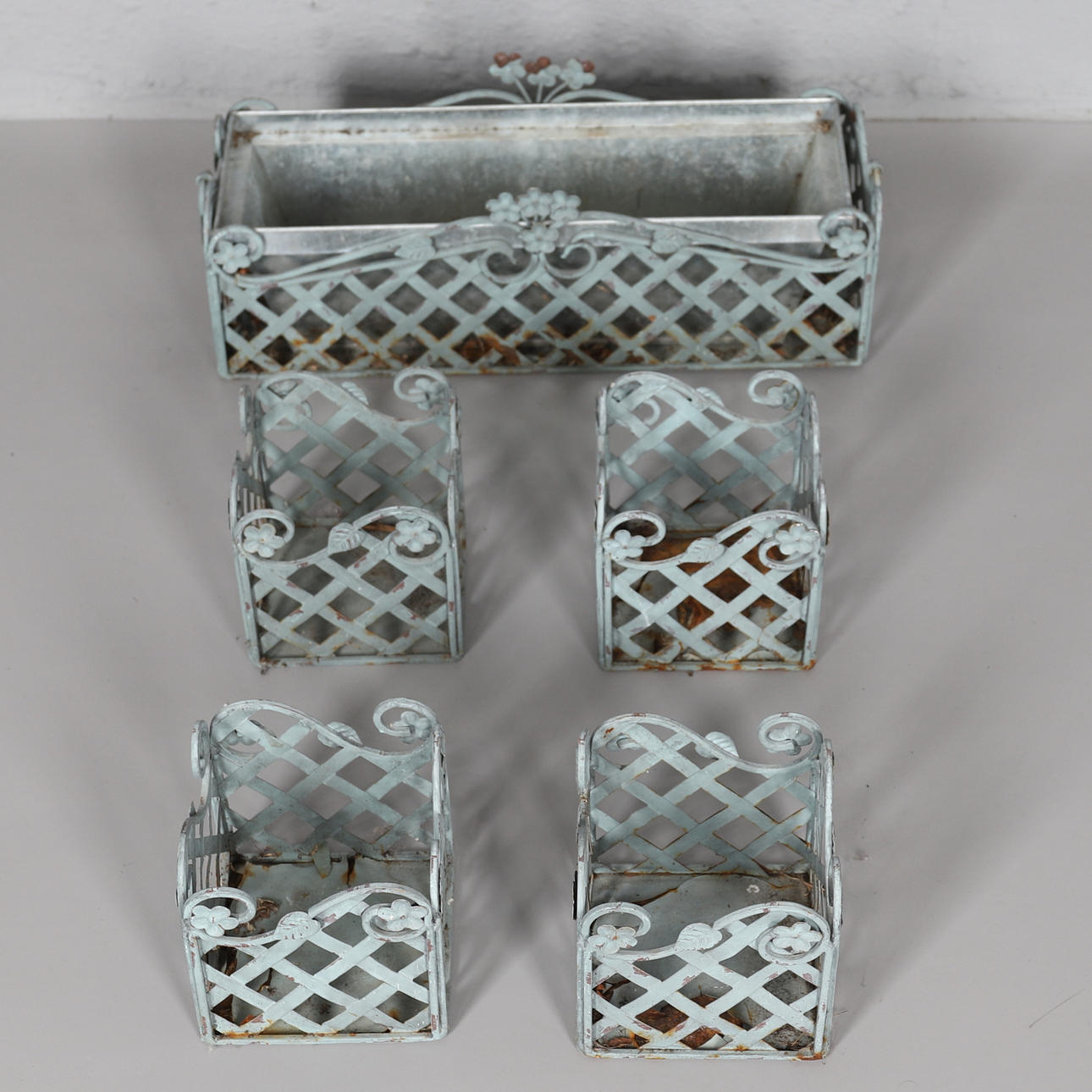 PFLANZENTROG AUS VERZINKTEM METALLSPLATTENMUSTER.