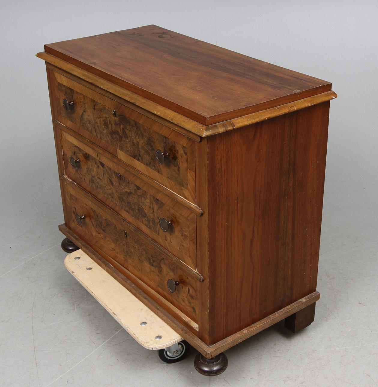 BYRÅ, valnöt/valnötsrot, 1800 tal.