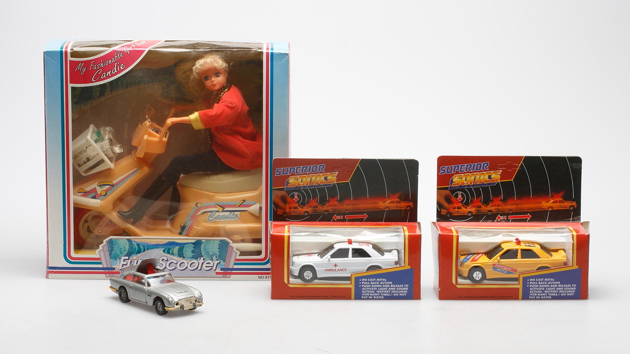 LEKSAKER, 4 delar, bl.a. 007 Aston Martin DB5.