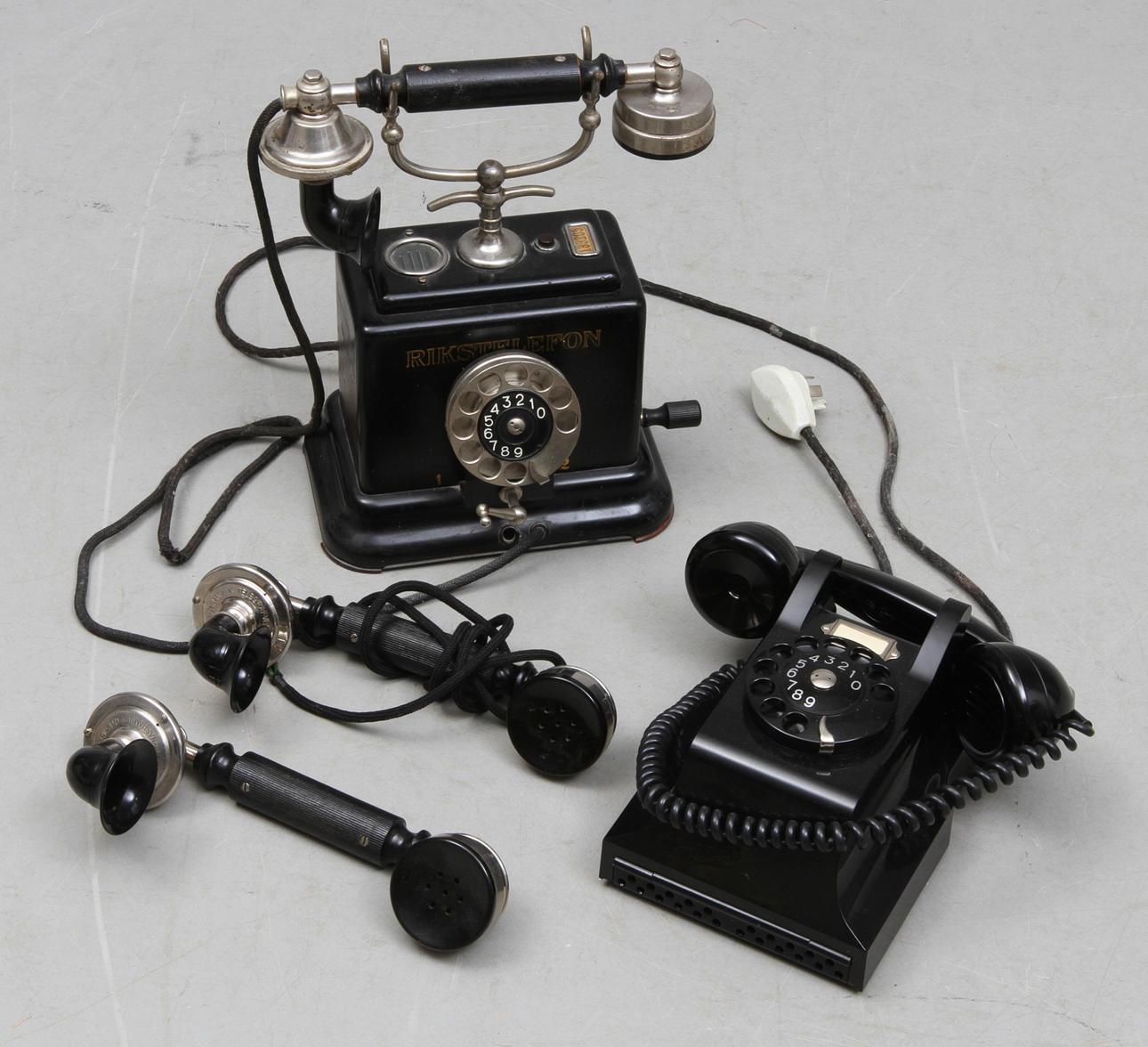 BORDSTELEFON och VÄGGTELEFON, LURAR, 2 st, LM Ericsson, 1900-talets första hälft.