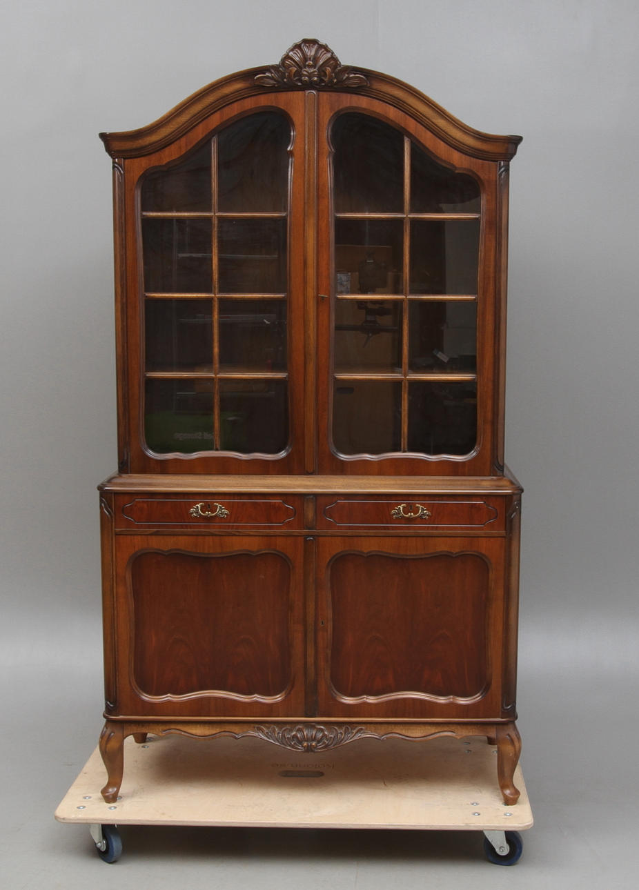 MATSALSSKÅP, med vitrinöverdel, rokokostil, 1900-tal.