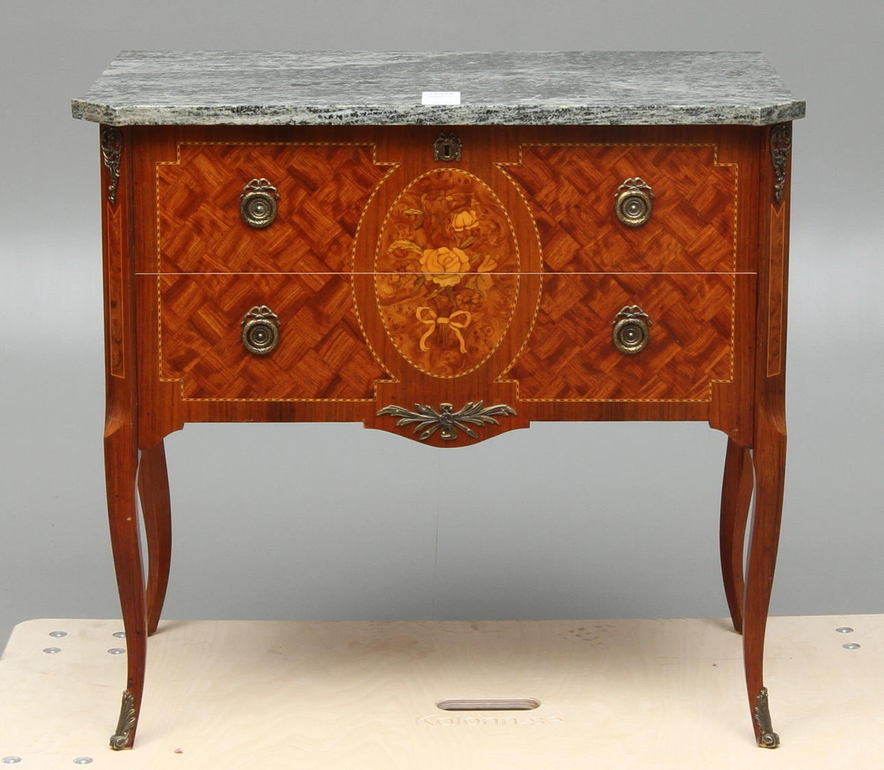 BYRÅ, med stenskiva, gustaviansk stil, 1900-tal.