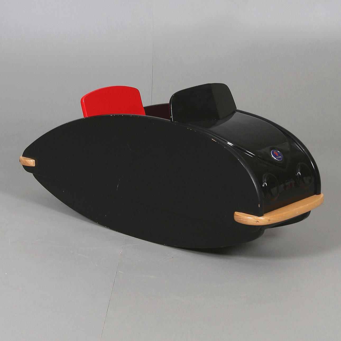 SCHAUKELAUTO, "Schaukelnder Saab", Ulf Hansen. Playsam.