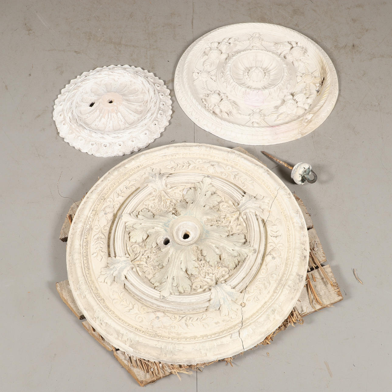 STUCKATURER, 3 stycken, gips, 1900-tal.