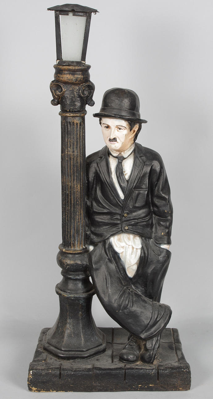 GOLVLAMPA i form av Charlie Chaplin, konstmassa/metall.