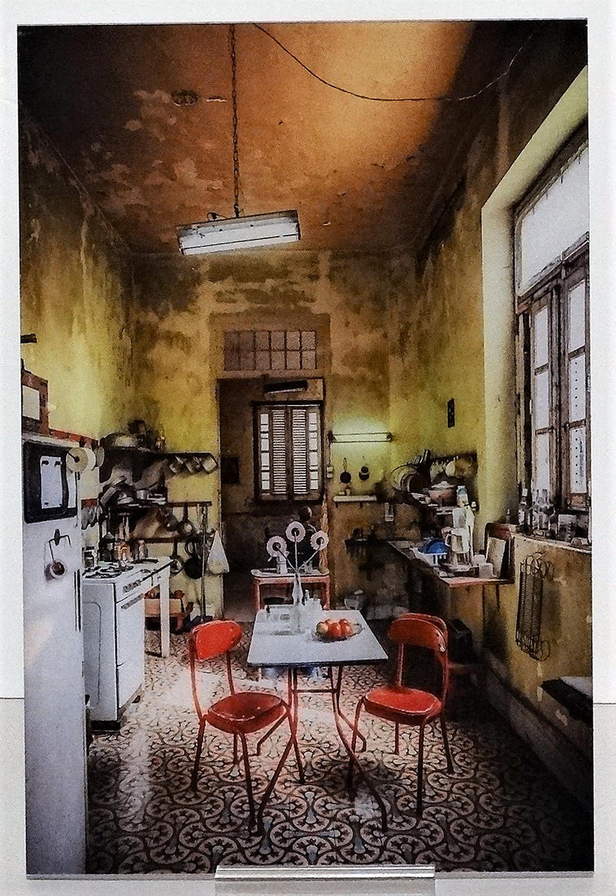 BERNHARD HARTMANN. La cucina, photo behind Plexiglas.