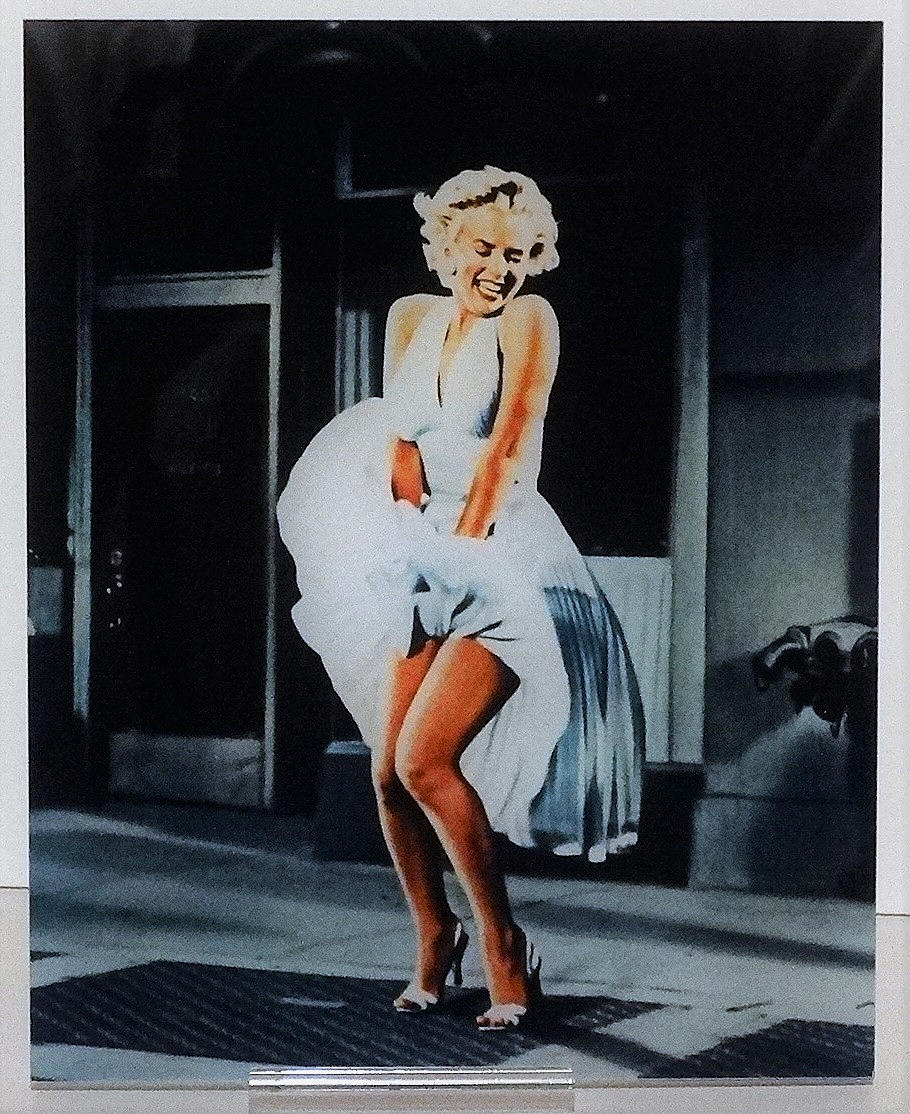 GAMMA AGENCY. Marilyn Monroe, Foto hinter Plexiglas.