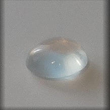 CEYLON-MONDSTEIN, klare Farbe, mit Glanzpartikel, runde Form.