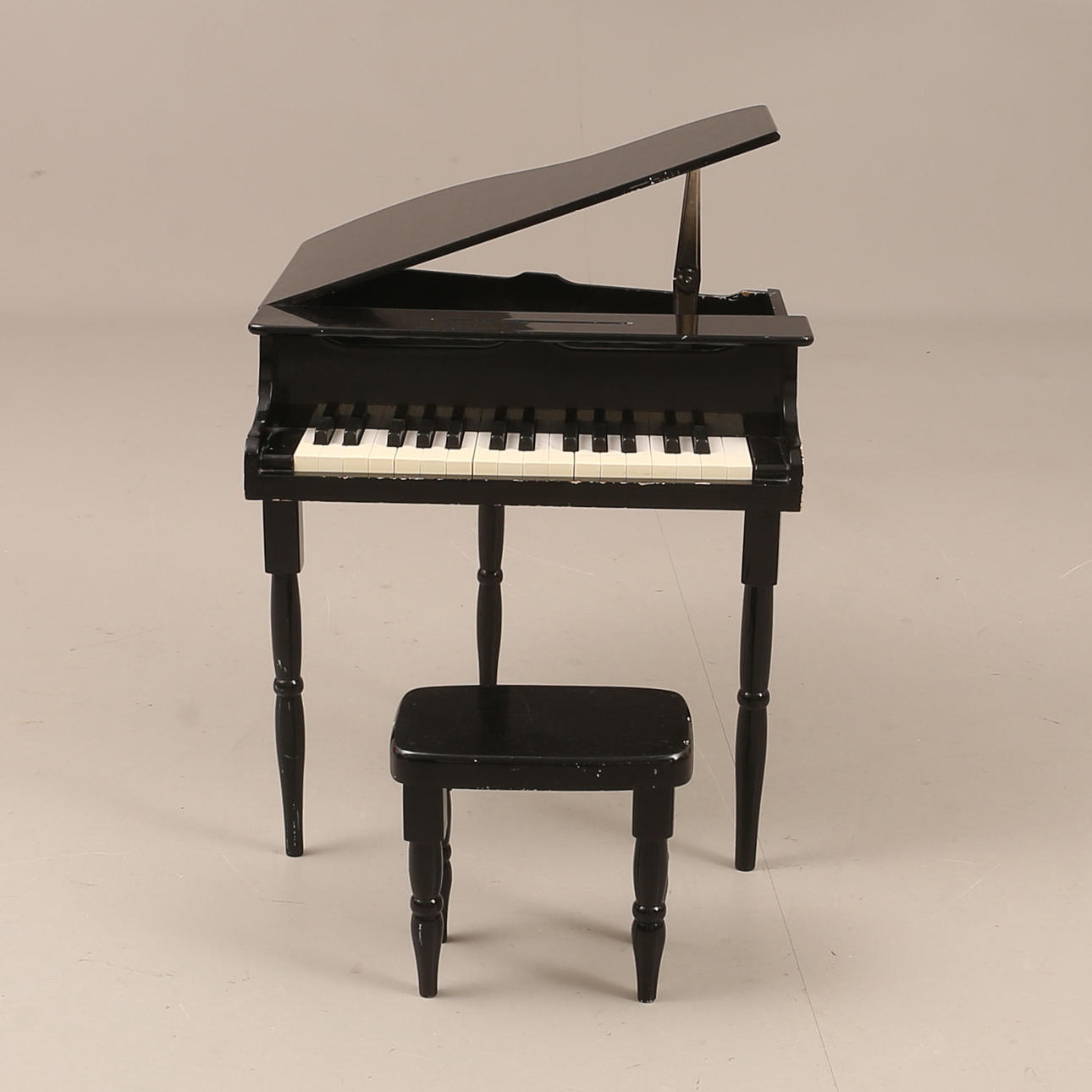 TOY GRAND with stool.