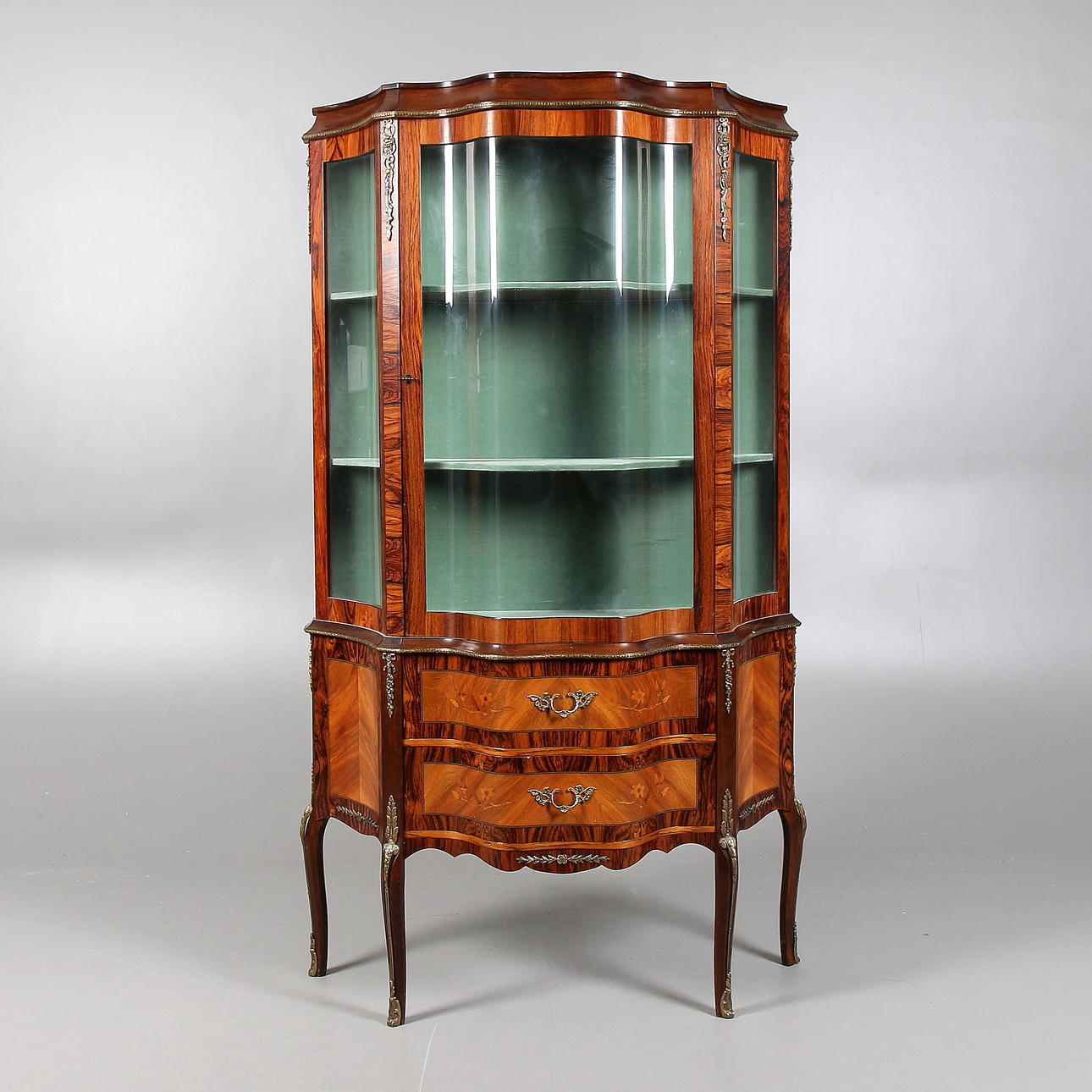 VITRINSKÅP, Louis XVI- stil, omkring 1900-talets mitt.