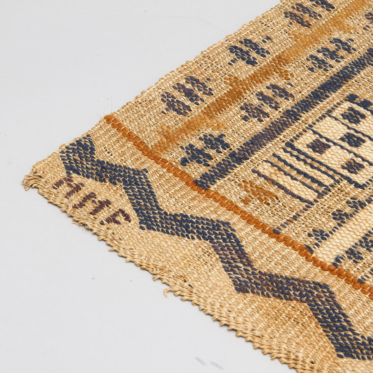 MÄRTA MÅÅS-FJETTERSTRÖM. Vävnad "Backblommor", inplock på linnebotten. 54 x 68 cm.