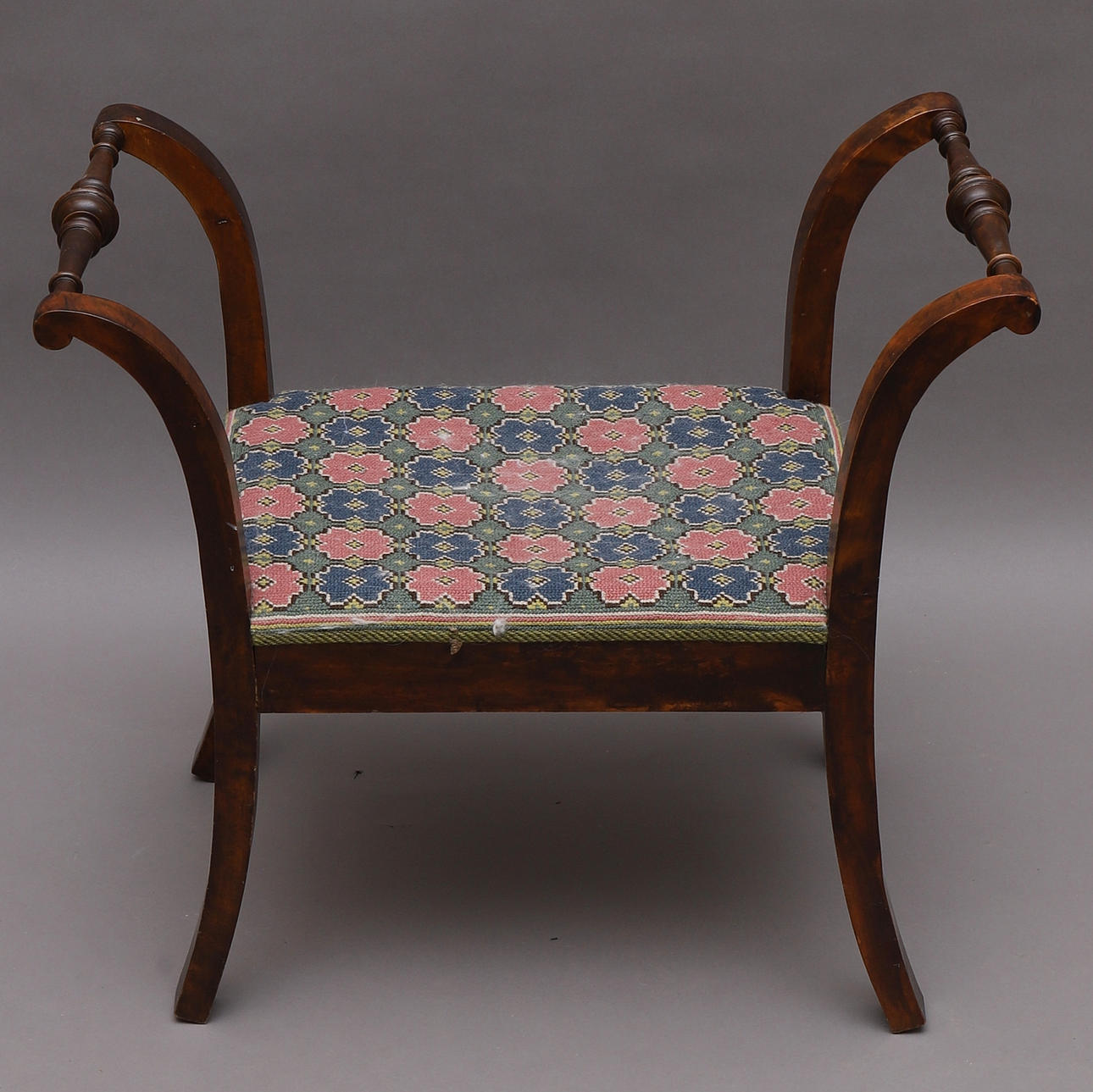 TABURETE, madera, circunferencia.