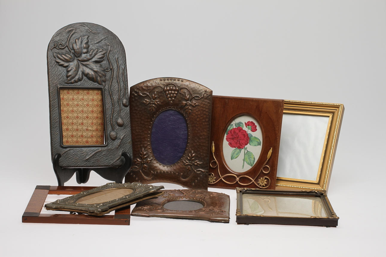 PARTI RAMAR, 14 st, metall och trä samt SKRIN, 3 st, för bl a spelmarker. 1800/1900-tal.