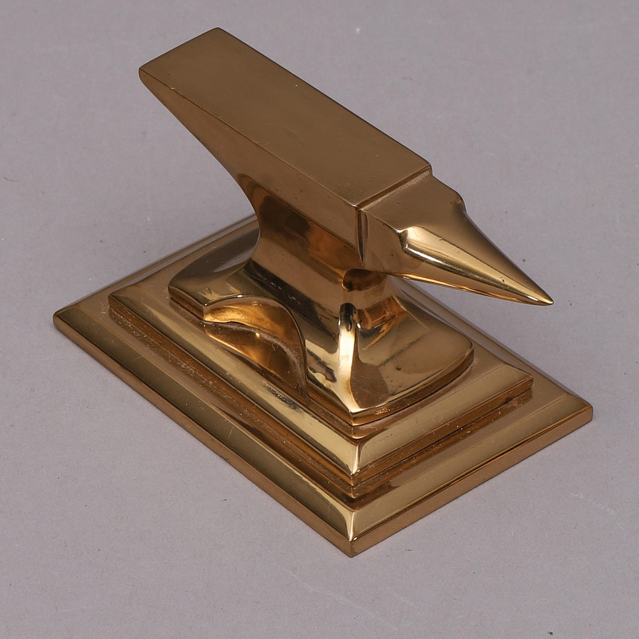 ESCULTURA, martillado, metal.