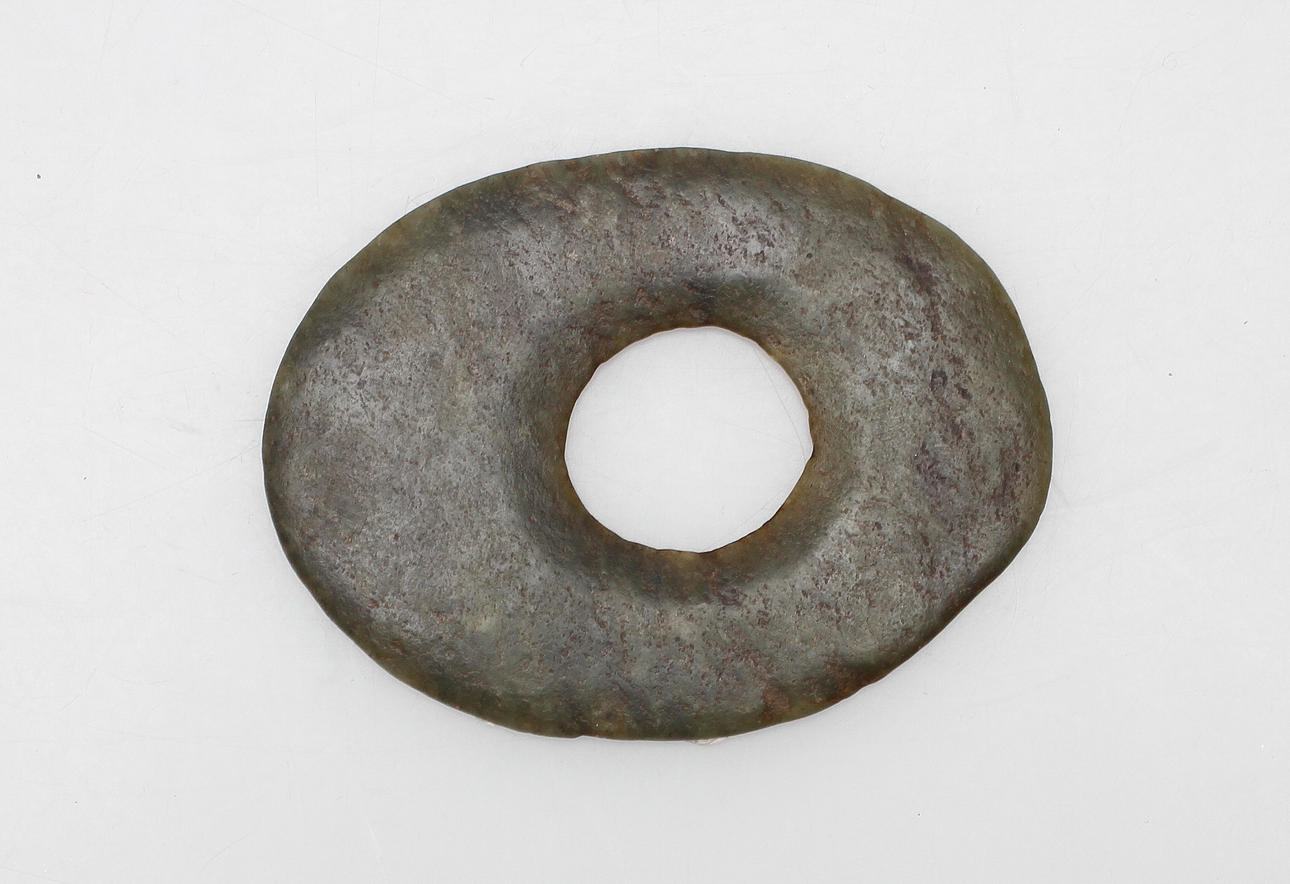 PI-RING, möjligtvis neolitisk jade, 3000 fKr.