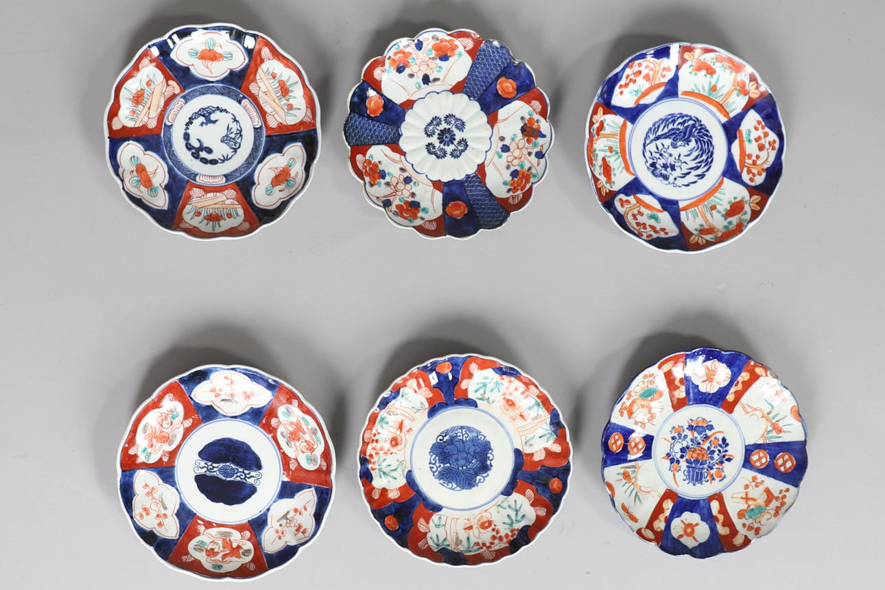 SIX JAPANESE IMARI DECORATED PLATES.