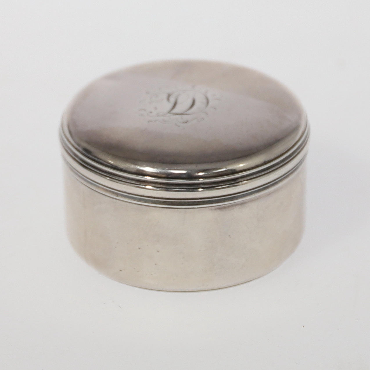 UNA CAJA CIRCULAR DE PLATA RUSA Y TAPA 1837.