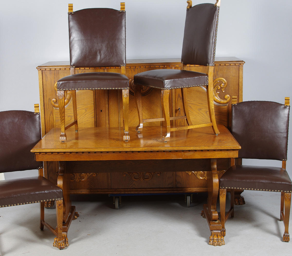 MATGRUPP, ek med skinnklädda stolar.