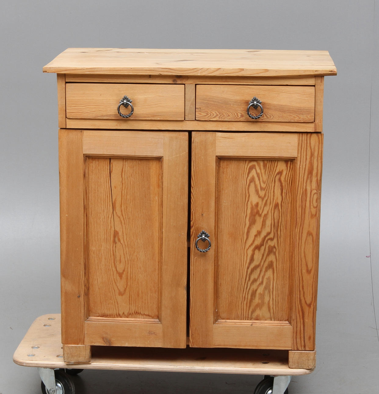 SKÅP, furu, 1900-talets första hälft.