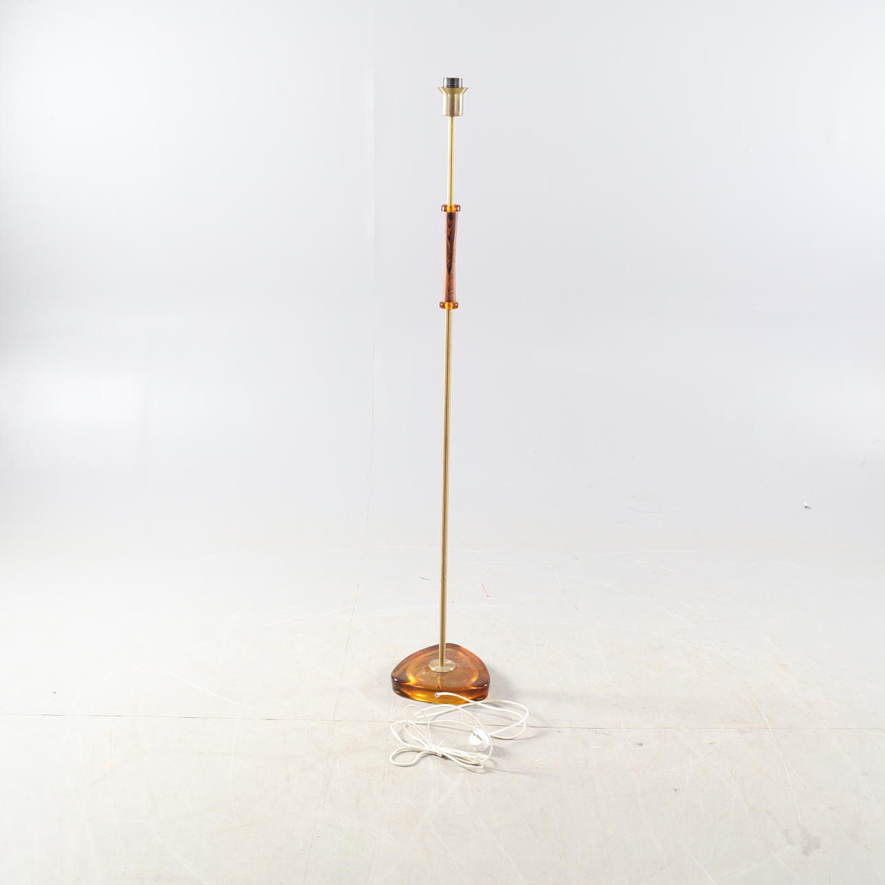 STEHLEUCHTE mit Glasfuß.