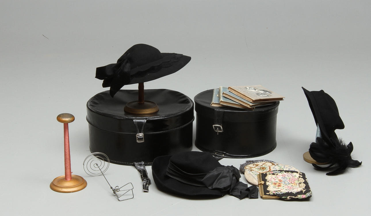 DAMHATTAR, 3 st, HATTHÅLLARE, 4 st, HANDVÄSKOR, 2 st, med mera. 1900-tal.