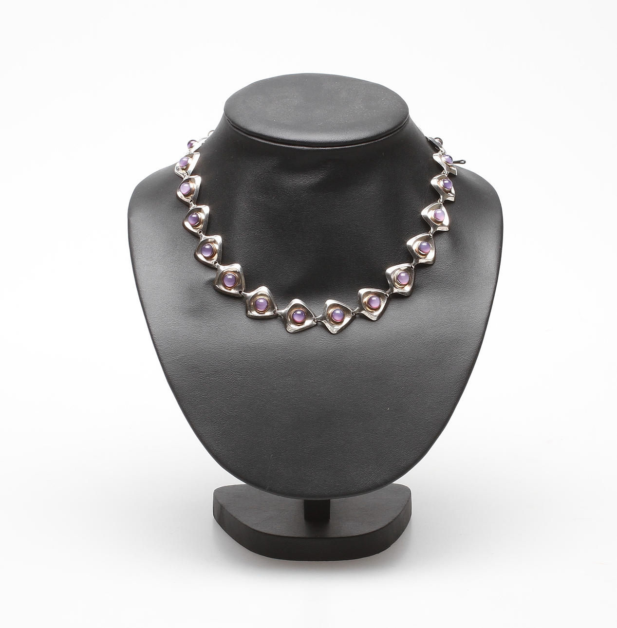 COLLIER, silver med lila stenar, 1900-talets andra hälft.