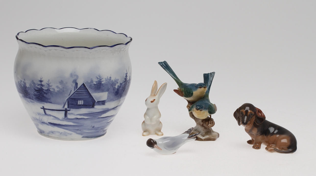 FIGURINER, 4 st, fåglar, hund, kanin, bl a Royal Copenhagen samt YTTERFODER Rörstrand, 1900-tal.