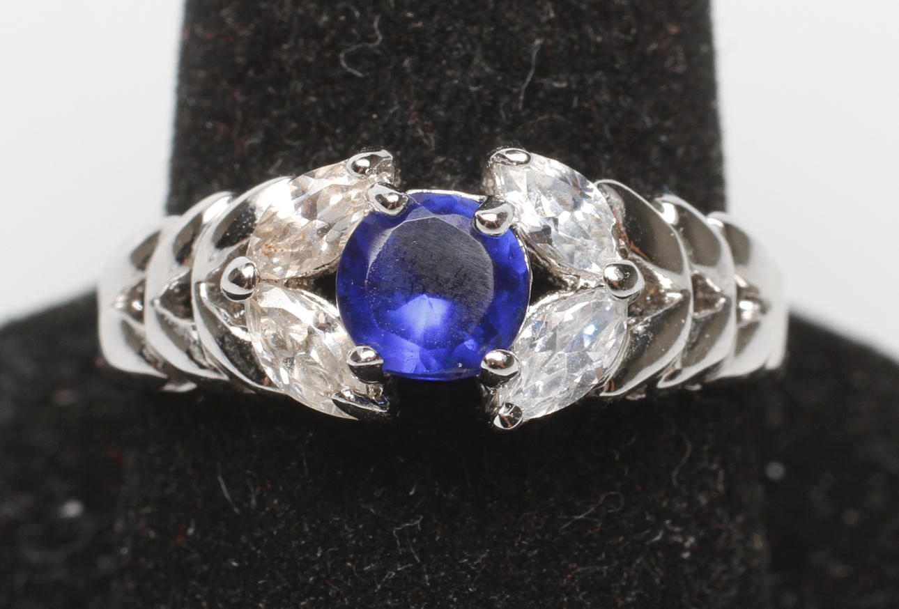 RING, 9k vitguld med blå och vita stenar, 2000-tal.