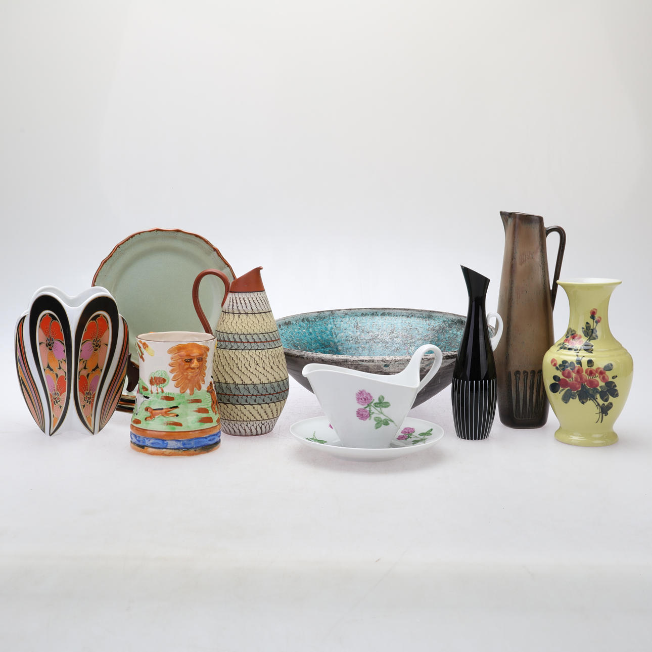 A Collection OF CERAMICS and PORCELAIN, 12 parts, among others. Gunnar ...