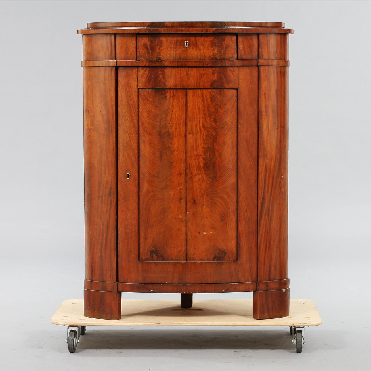 HÖRNSKÅP, mahogny. 1800-talets andra hälft.