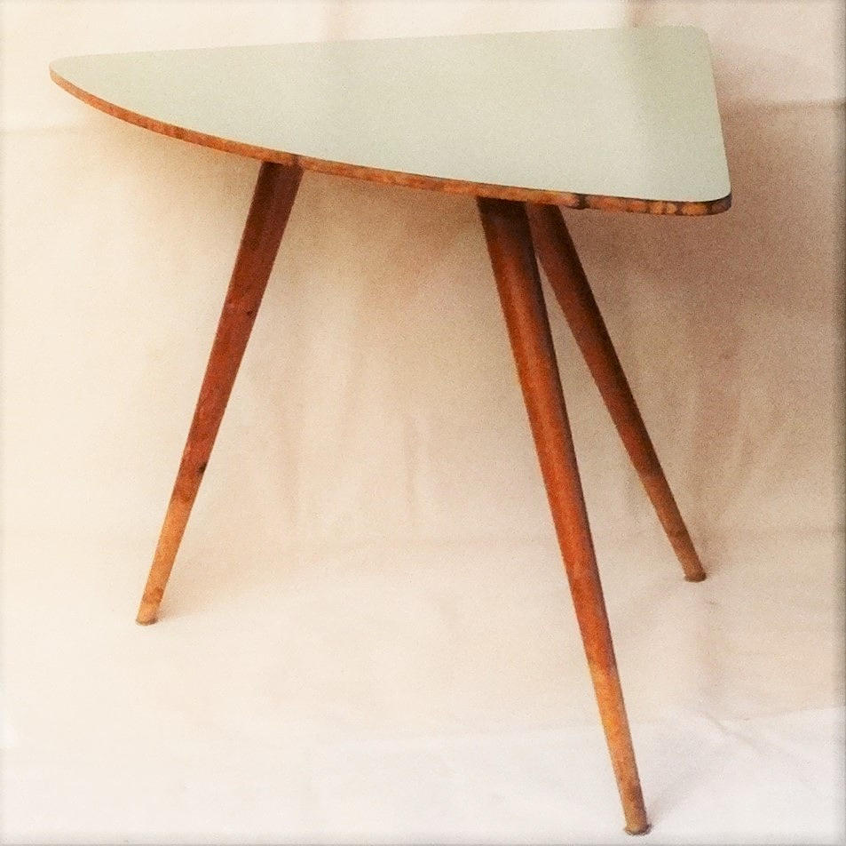 1950-luvun PÖYTÄ, vaaleansininen väri.