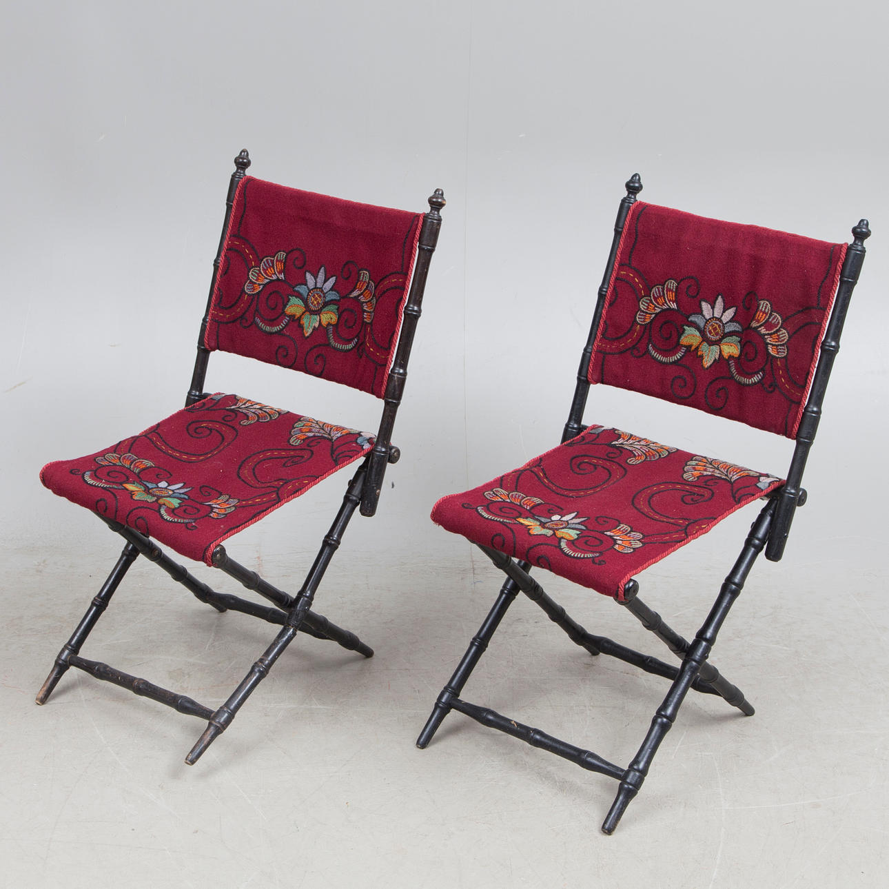 VIKSTOLAR, 2 st, trä, ca 1880.