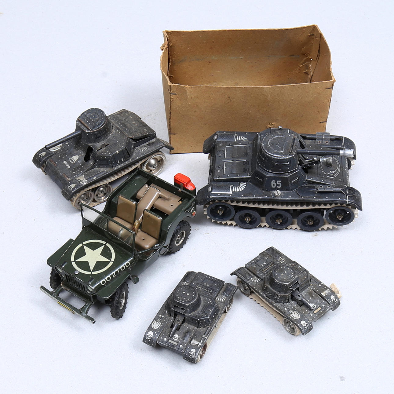 arnold-ja-gama-willys-jeeppi-ja-4-tankkia-kellokoneisto-uszone