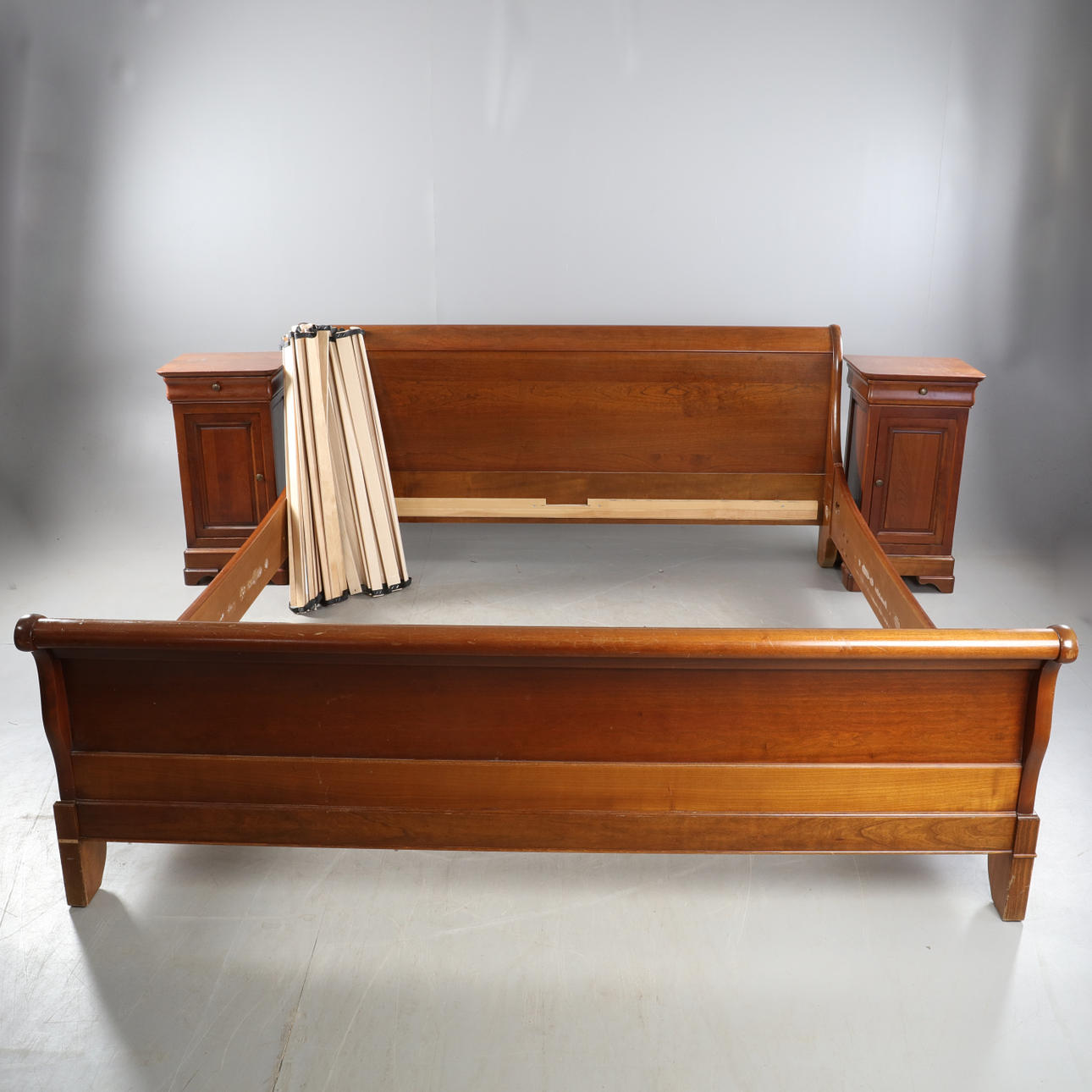 SÄNGRAM, samt SÄNGBORD. Grange.