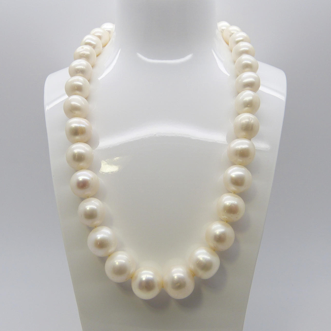 CULTURED PEARL NECKLACE.