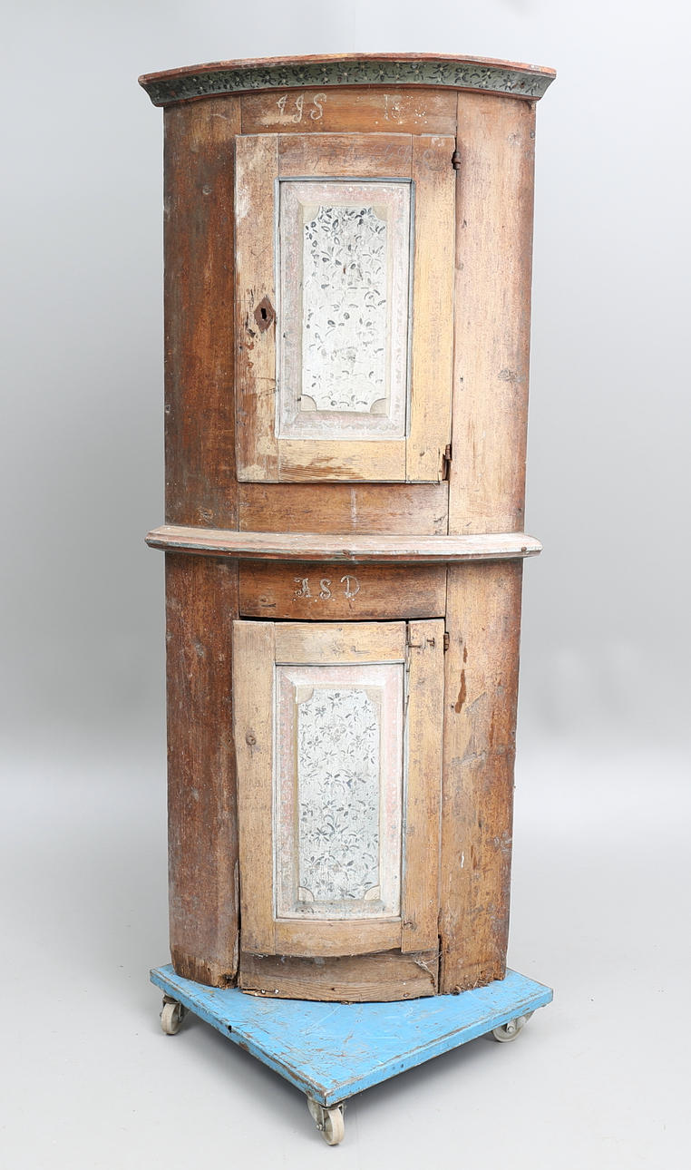 HÖRNSKÅP, allmoge, daterat 1816.